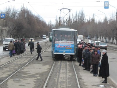 Люди на остановках смотрели на наш вагон с открытым ртом